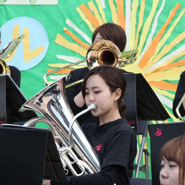 地域のイベントでの演奏（中央が亀井さん）